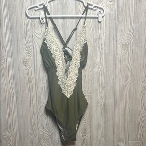 Cupshe Swimsuit Women Size Medium Green with White Lace One Piece